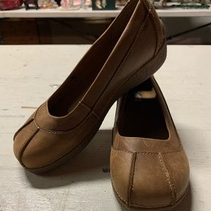 Tan Duluth Trading flats